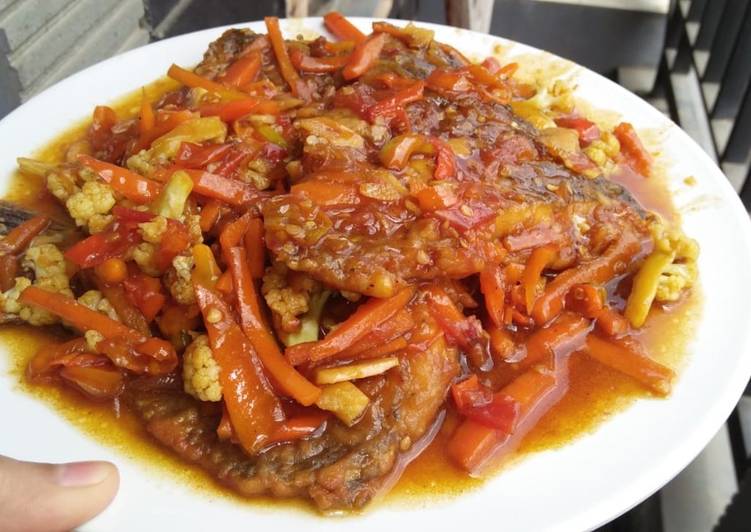 Cara Gampang Menyiapkan Gurameh Saus Tiram with Sayuran yang enak