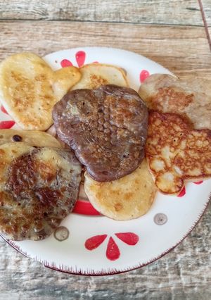 Una foto de Panqueques "marmolados" de corazón