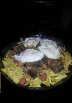 Una foto de Chorrillana casera (para 4 personas)