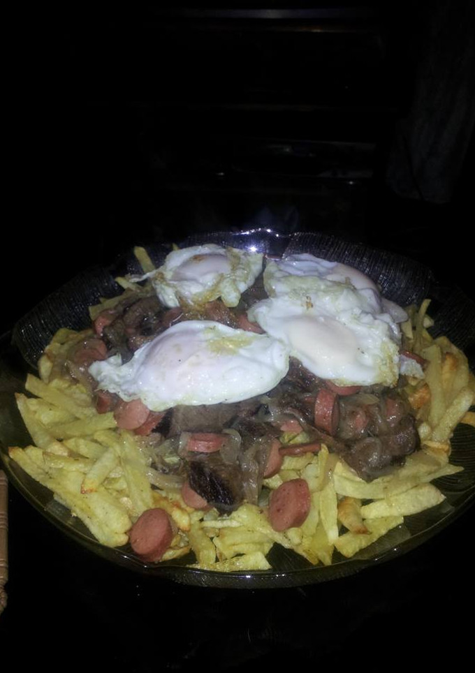 Una foto de Chorrillana casera (para 4 personas)