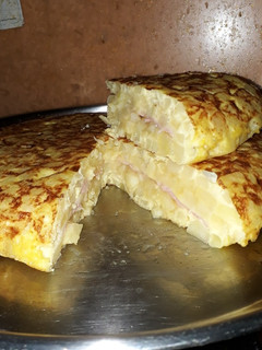 Una foto de Tortillon de papa, relleno de jamón y queso