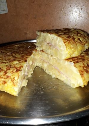 Una foto de Tortillon de papa, relleno de jamón y queso