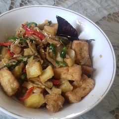 A picture of Oseng teri tahu kentang.