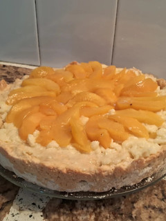 Una foto de Tarta de crema pastelera con duraznos en almíbar🍑🍑