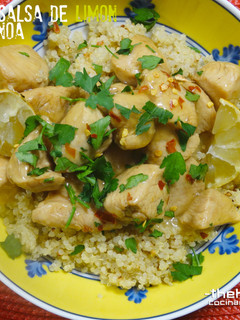 Una foto de Pollo en salsa de limón sobre quinoa