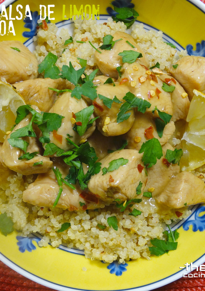 Una foto de Pollo en salsa de limón sobre quinoa