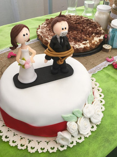 Una foto de Bizcochuelo de vainilla con dulce de leche y mousse de chocolate