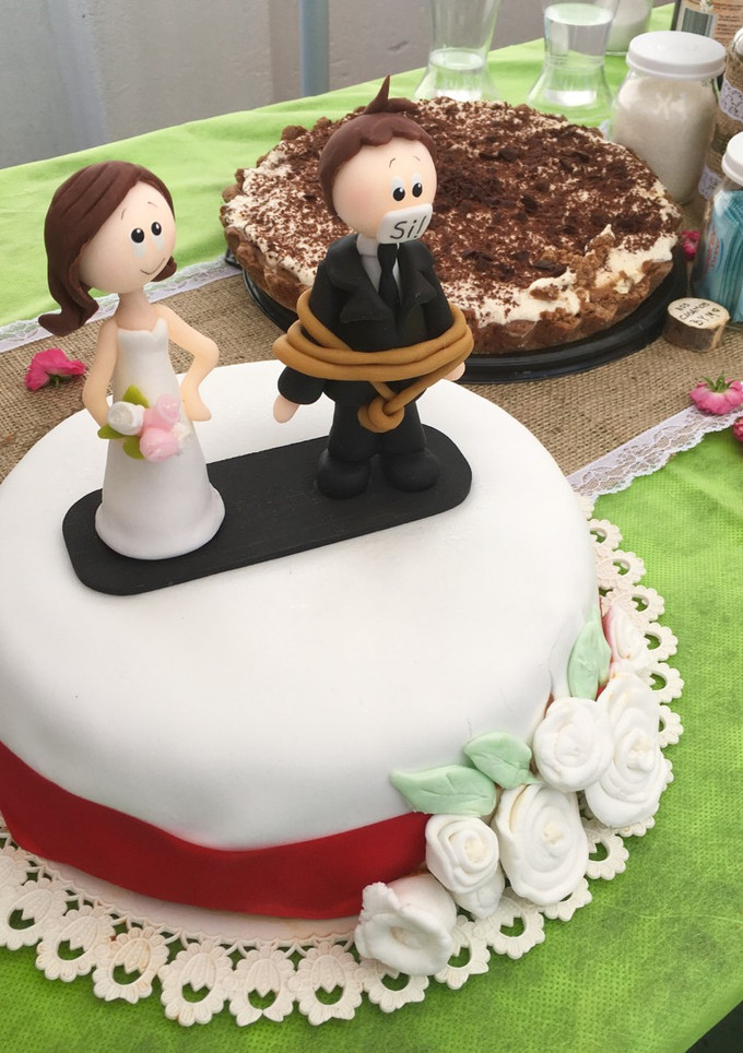 Una foto de Bizcochuelo de vainilla con dulce de leche y mousse de chocolate