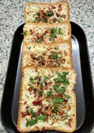 ગાર્લિક બ્રેડ(Garlic bread recipe in Gujarati) રેસીપી મુખ્ય ફોટો