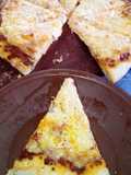 Pizza cuatro quesos y salsa boloñesa al carbón