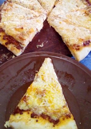 Una foto de Pizza cuatro quesos y salsa boloñesa al carbón