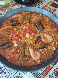 Una foto de Paella de marisco
