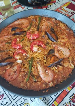 Una foto de Paella de marisco