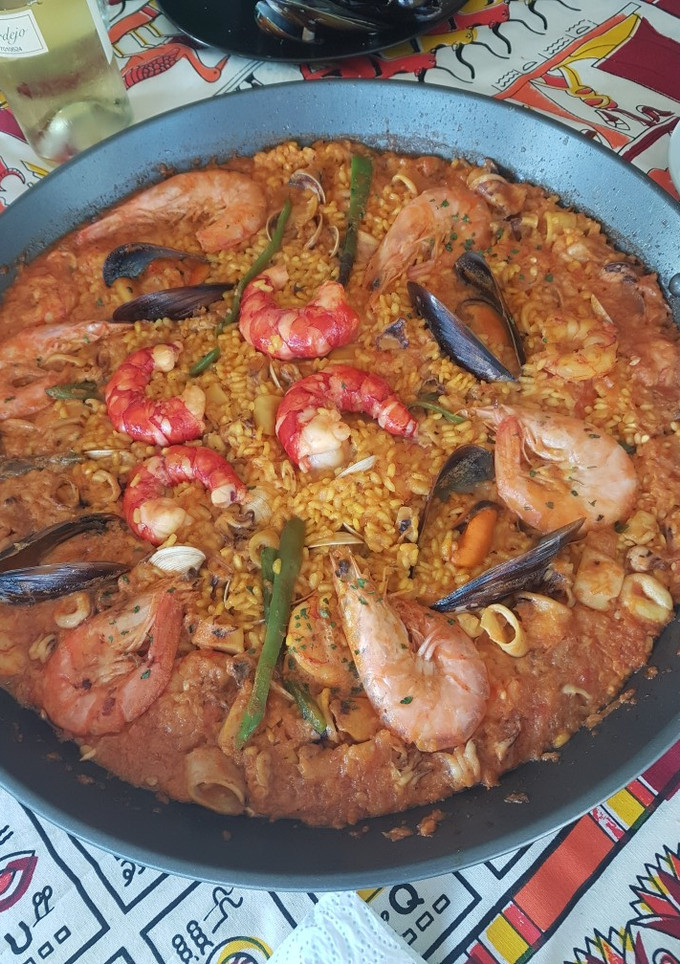 Una foto de Paella de marisco
