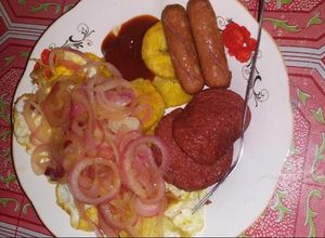 Una foto de Tostones Maduro con cebolla huevo chorizos (para 1 persona)