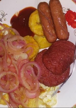 Una foto de Tostones Maduro con cebolla huevo chorizos (para 1 persona)