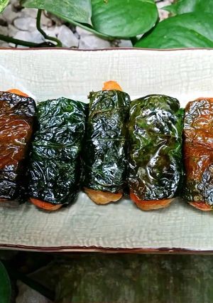 Hình của món Tempeh cuộn lá lốt chiên.
