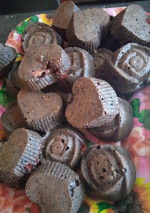 Una foto de Muffins de chocolate y avena rellenos de frutillas