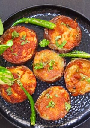 मसाला बैंगन भाजा (Masala baingan bhaja recipe in Hindi) रेसिपी मुख्य फोटो