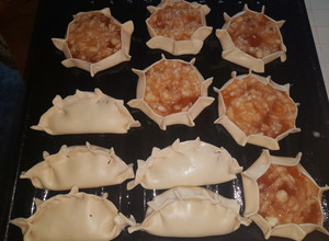 Una foto de Empanadas y canastitas de manzana y mermelada
