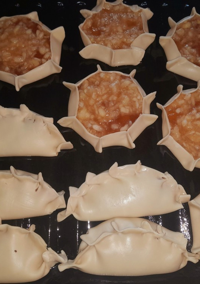 Una foto de Empanadas y canastitas de manzana y mermelada