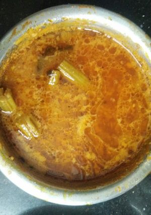 முருங்கைக்காய் குழம்பு(murungaikai kulambu recipe in tamil) செய்முறை முக்கிய புகைப்படம்