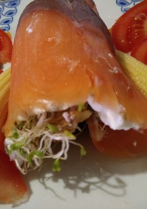 Una foto de Salmón ahumado. Primer plato o plato único