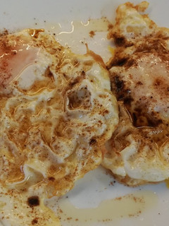 Una foto de Huevos fritos con pimentón