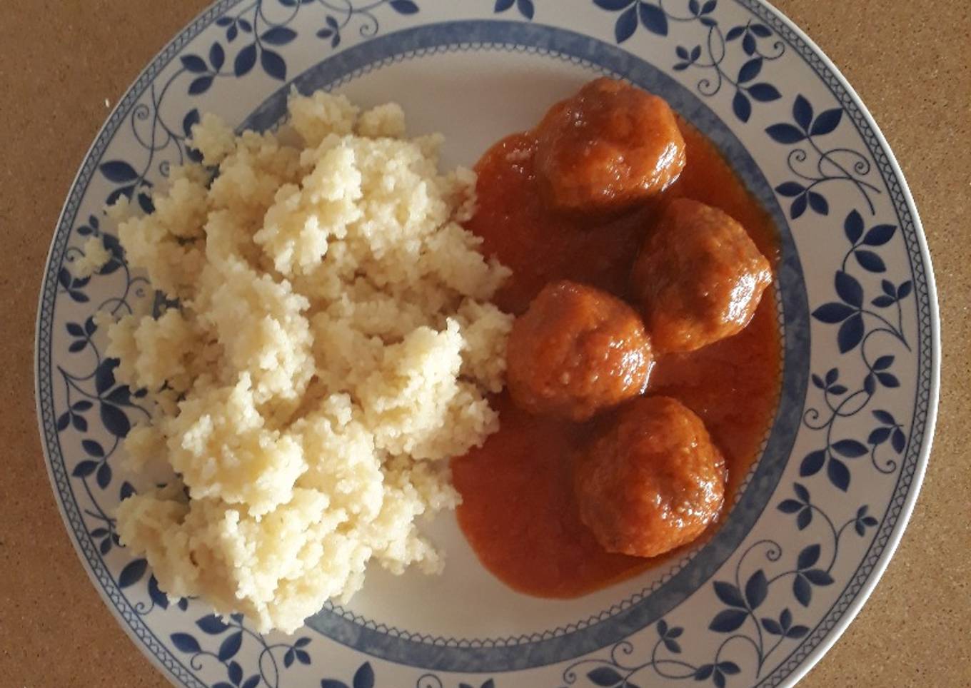 Albóndigas en salsa con cuscús