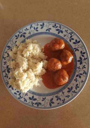 Una foto de Albóndigas en salsa con cuscús