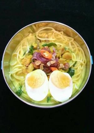A picture of Burmese Khow Suey .