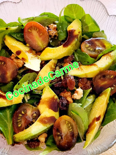 Una foto de Ensalada de canónigos con frutos secos y aguacate