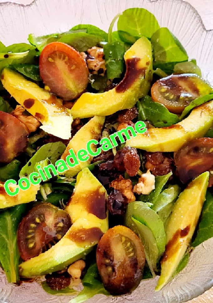 Una foto de Ensalada de canónigos con frutos secos y aguacate