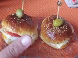 ميني هامبرغر روعة وفي القمة يستحق التجربة حبيباتي 🤗😋👍💪