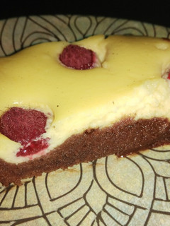 Una foto de Brownie cheesecake con frambuesas