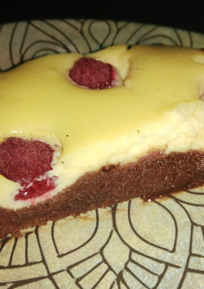 Una foto de Brownie cheesecake con frambuesas
