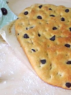 O poză a rețetei Focaccia cu măsline și rozmarin.