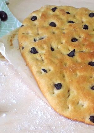 O poză a rețetei Focaccia cu măsline și rozmarin.