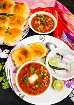 स्ट्रीट स्टाइल पाव भाजी (Street style pav bhaji recipe in hindi) रेसिपी मुख्य फोटो