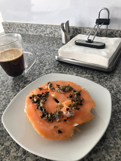 Una foto de Bagel de Salmón Ahumado con queso crema y cabra
