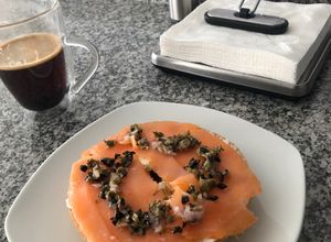 Una foto de Bagel de Salmón Ahumado con queso crema y cabra