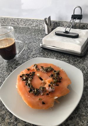 Una foto de Bagel de Salmón Ahumado con queso crema y cabra