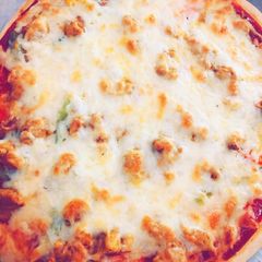 A picture of Chicken cheese pizza 🍕.