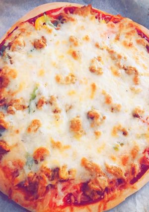 A picture of Chicken cheese pizza 🍕.