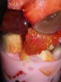 Copa de frutas, yogurt y helado