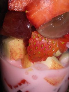 Una foto de Copa de frutas, yogurt y helado