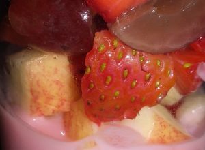 Una foto de Copa de frutas, yogurt y helado