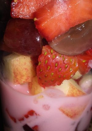 Una foto de Copa de frutas, yogurt y helado