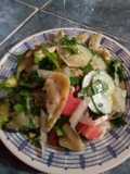Ensalada de hierbas, vegetales y champiñones