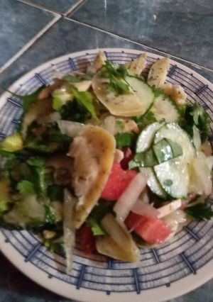 Una foto de Ensalada de hierbas, vegetales y champiñones